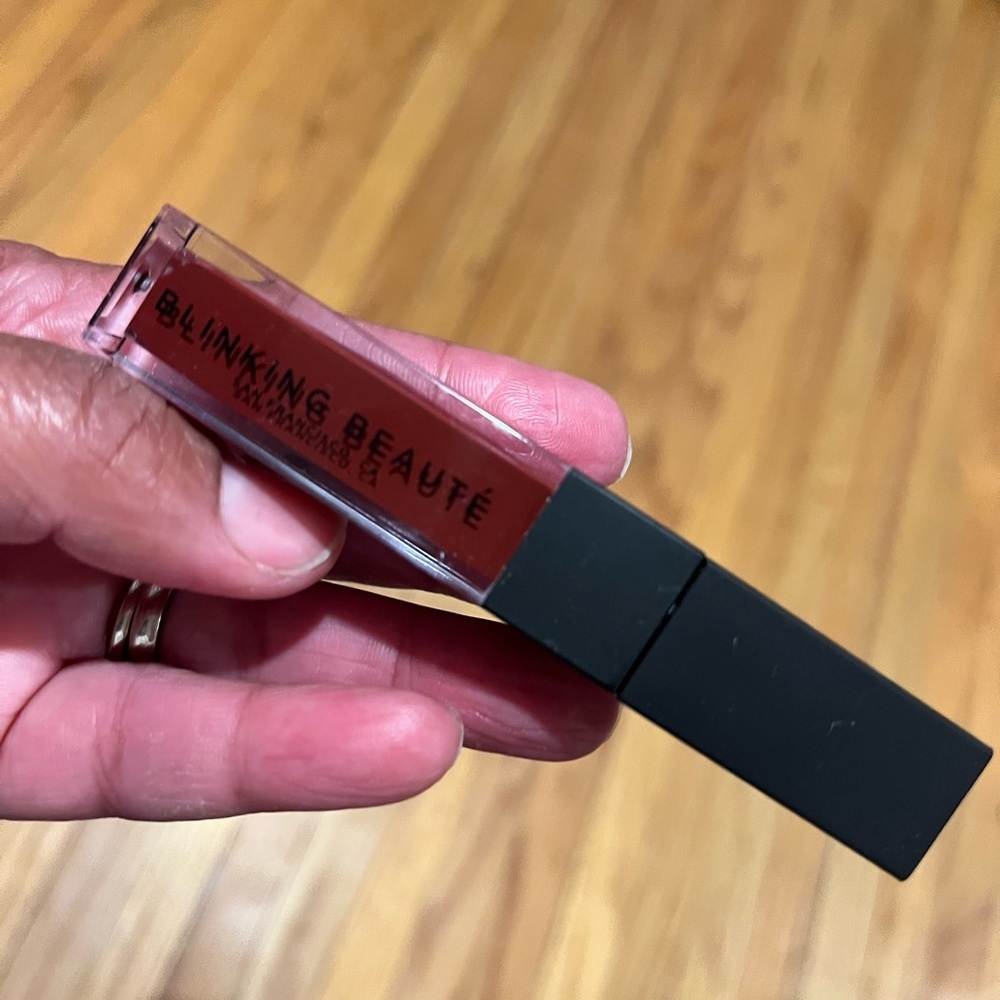 Blinking Beaute - matte liquid lipstick | Fatale